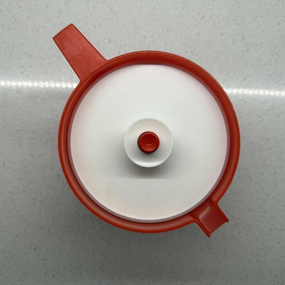 TUPPERWARE SHORT PITCHER 1.5 QUART W/ PUSH BUTTON LID RED AND WHITE - Picture 2 of 2